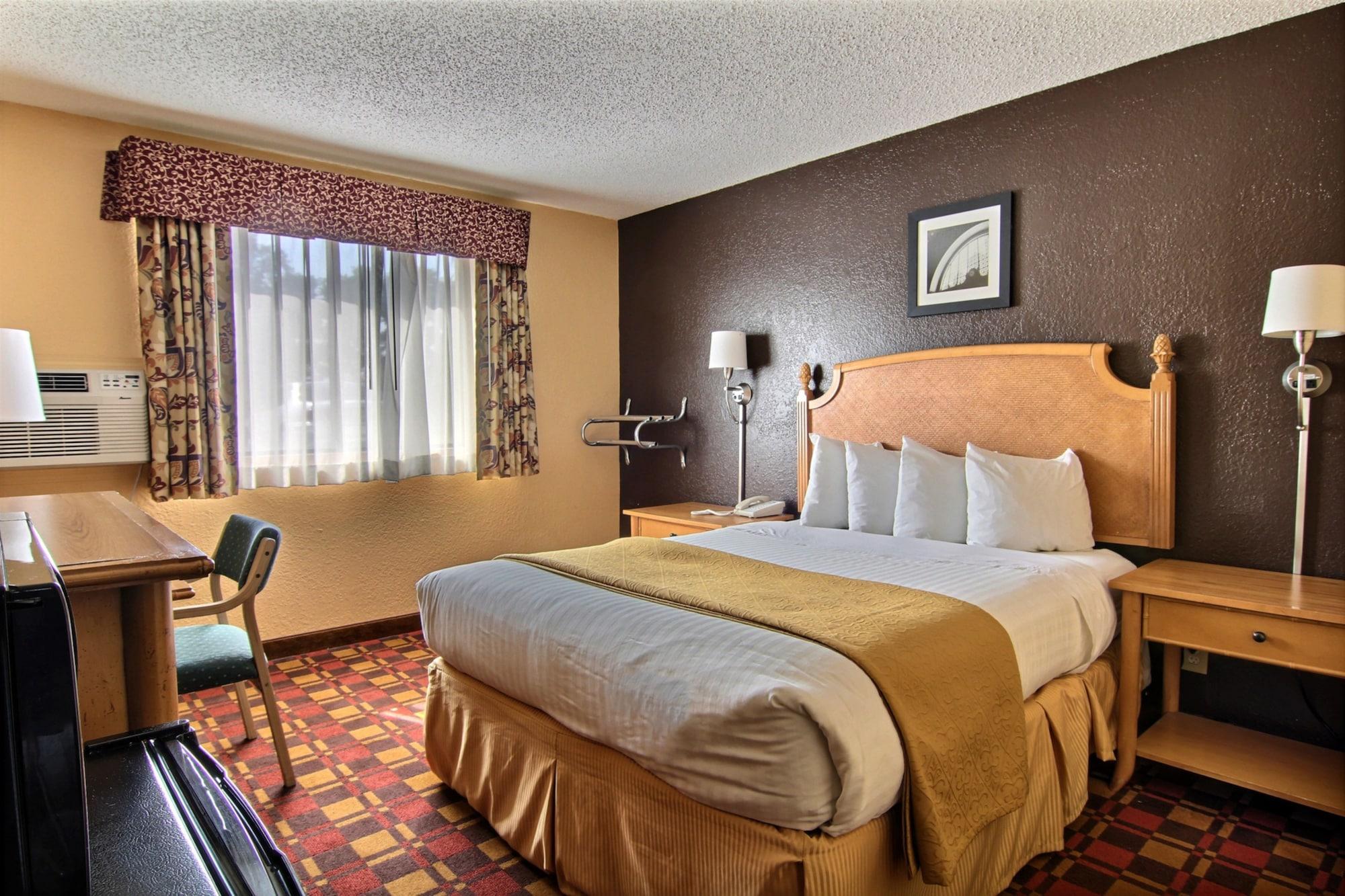 Quality Inn Hall Of Fame Canton Exterior photo