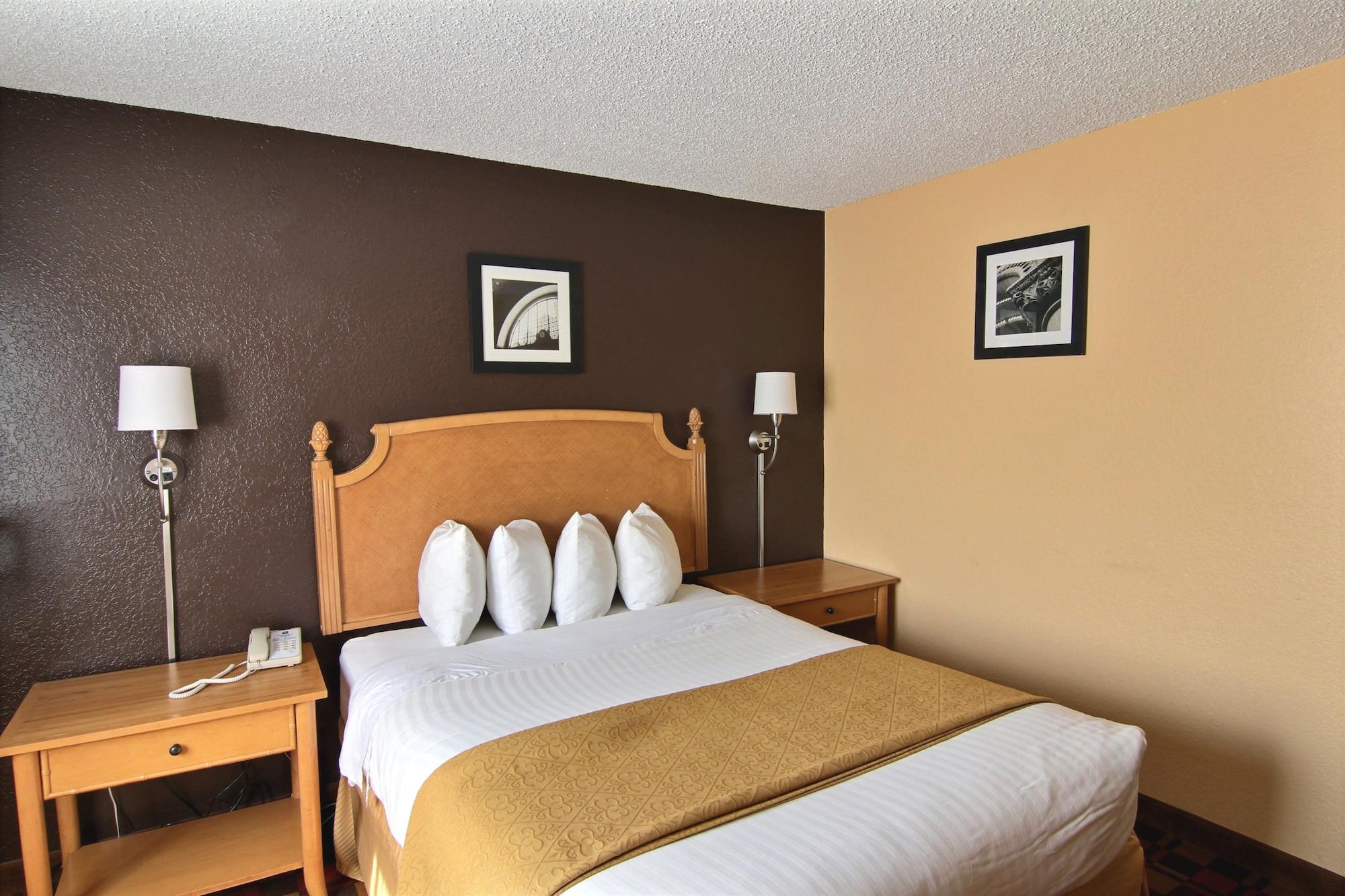 Quality Inn Hall Of Fame Canton Exterior photo