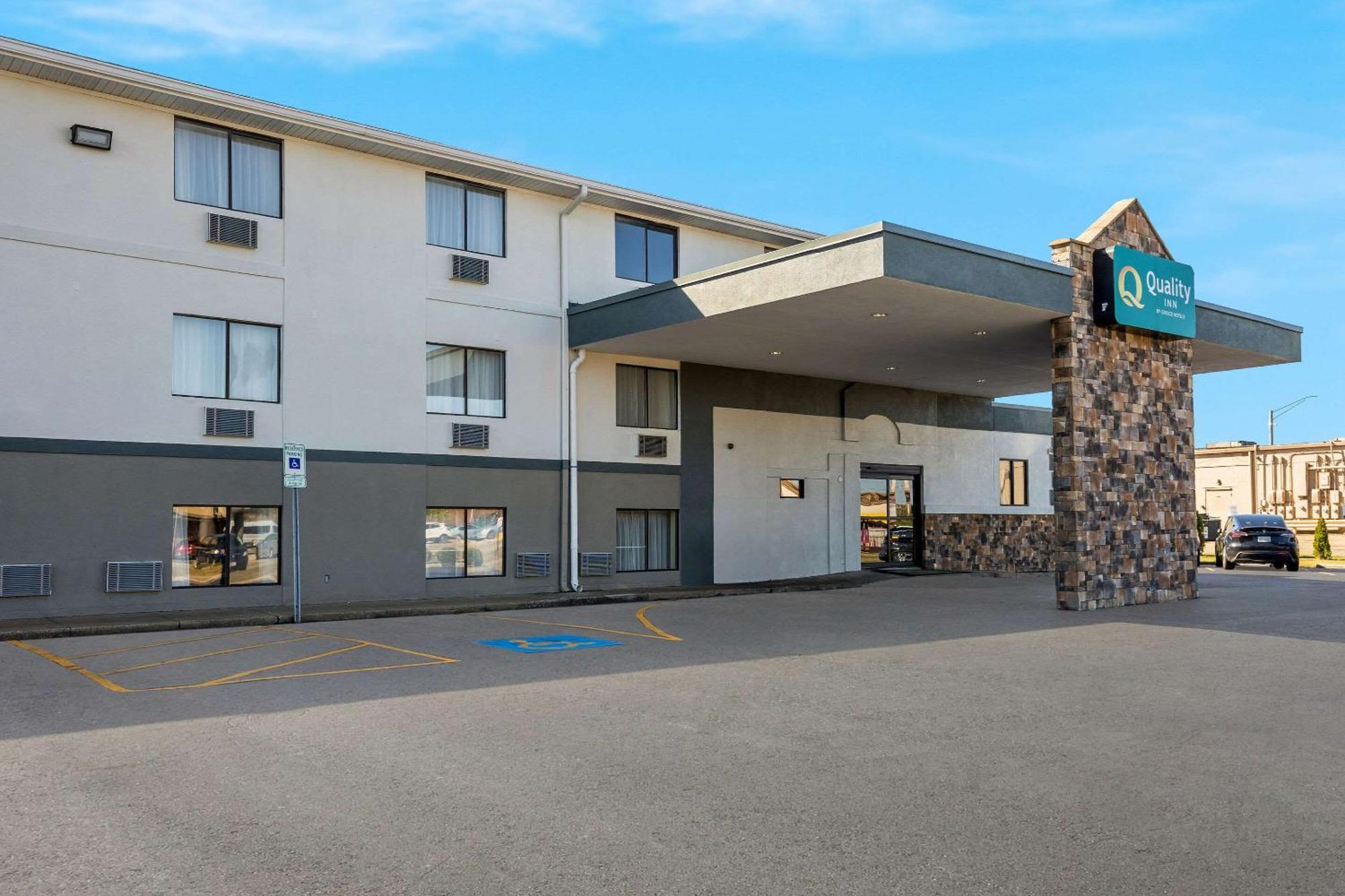 Quality Inn Hall Of Fame Canton Exterior photo
