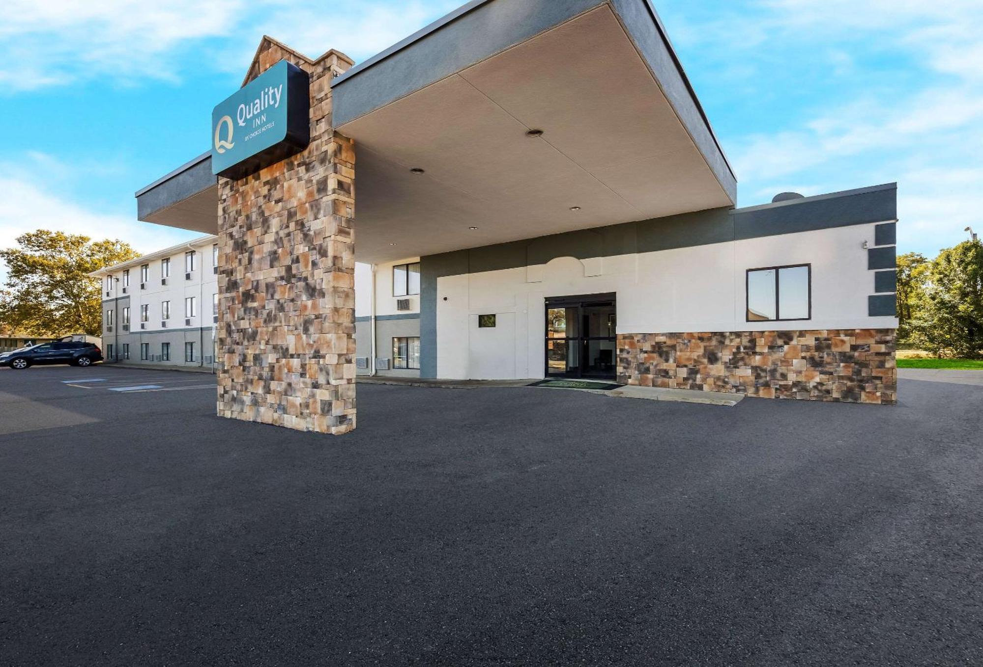 Quality Inn Hall Of Fame Canton Exterior photo