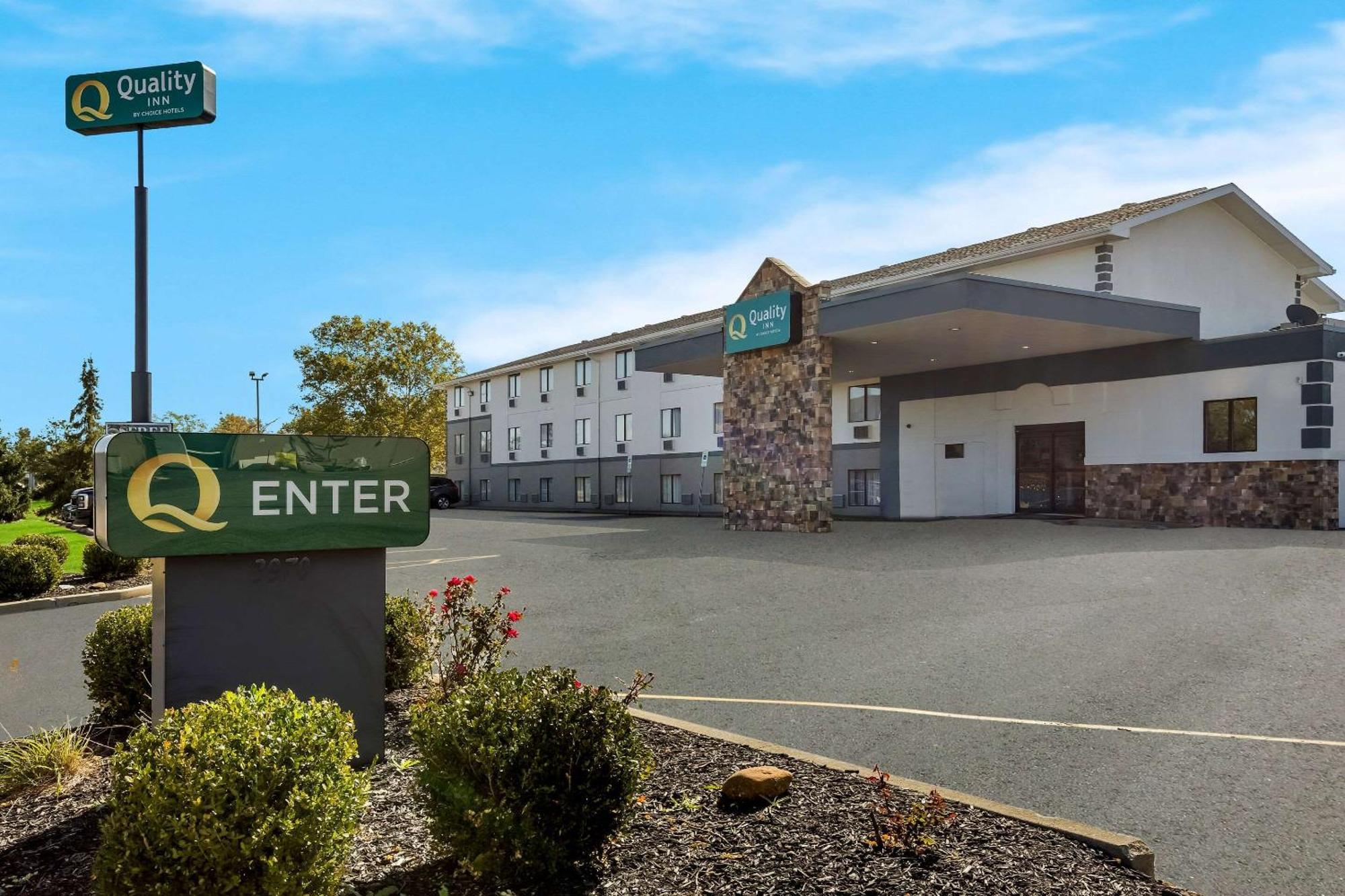 Quality Inn Hall Of Fame Canton Exterior photo
