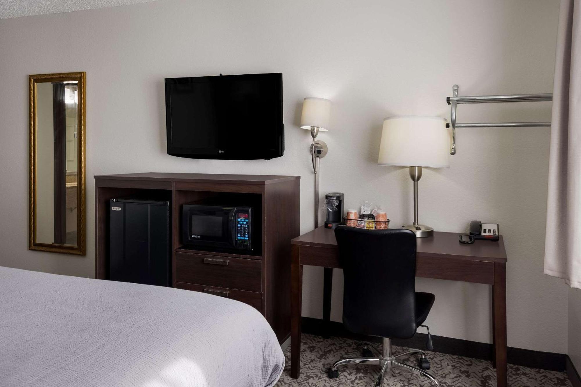 Quality Inn Hall Of Fame Canton Exterior photo