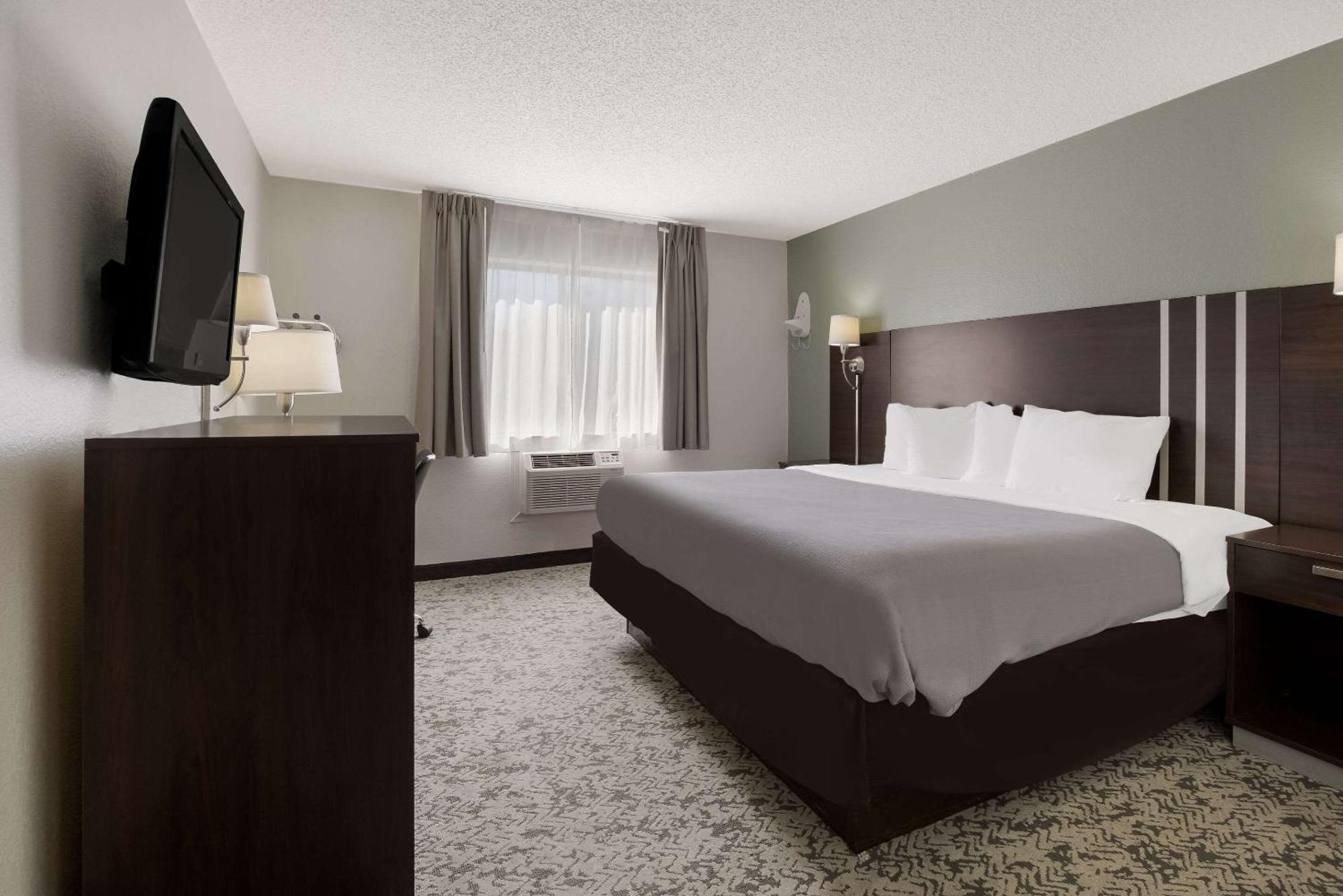 Quality Inn Hall Of Fame Canton Exterior photo