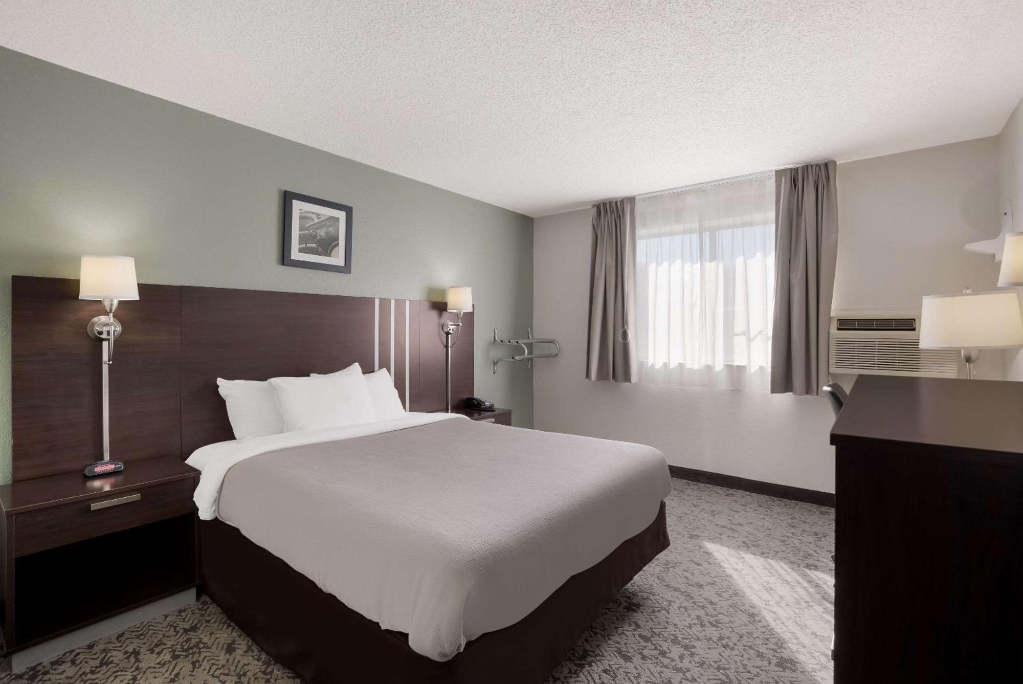 Quality Inn Hall Of Fame Canton Exterior photo