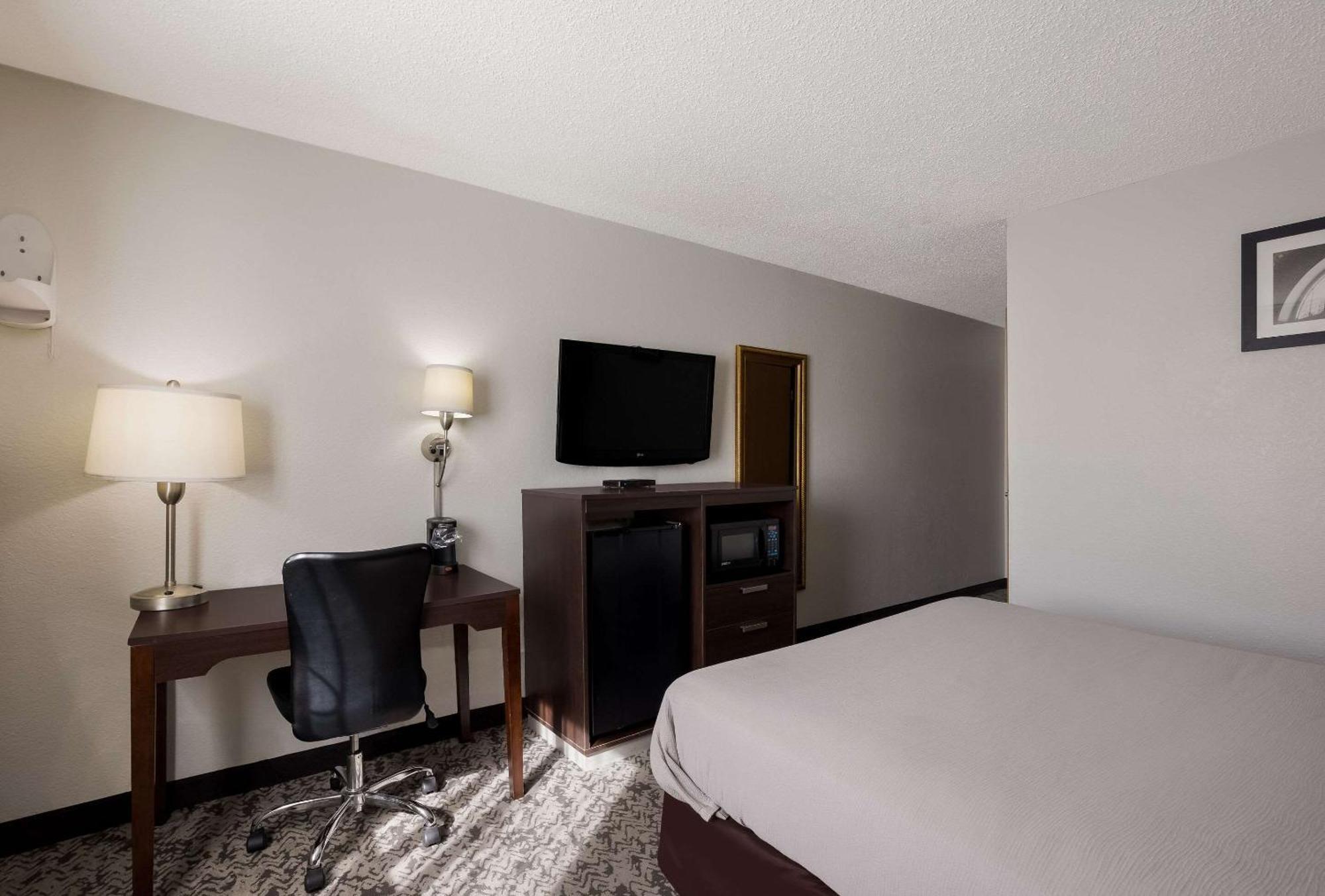 Quality Inn Hall Of Fame Canton Exterior photo