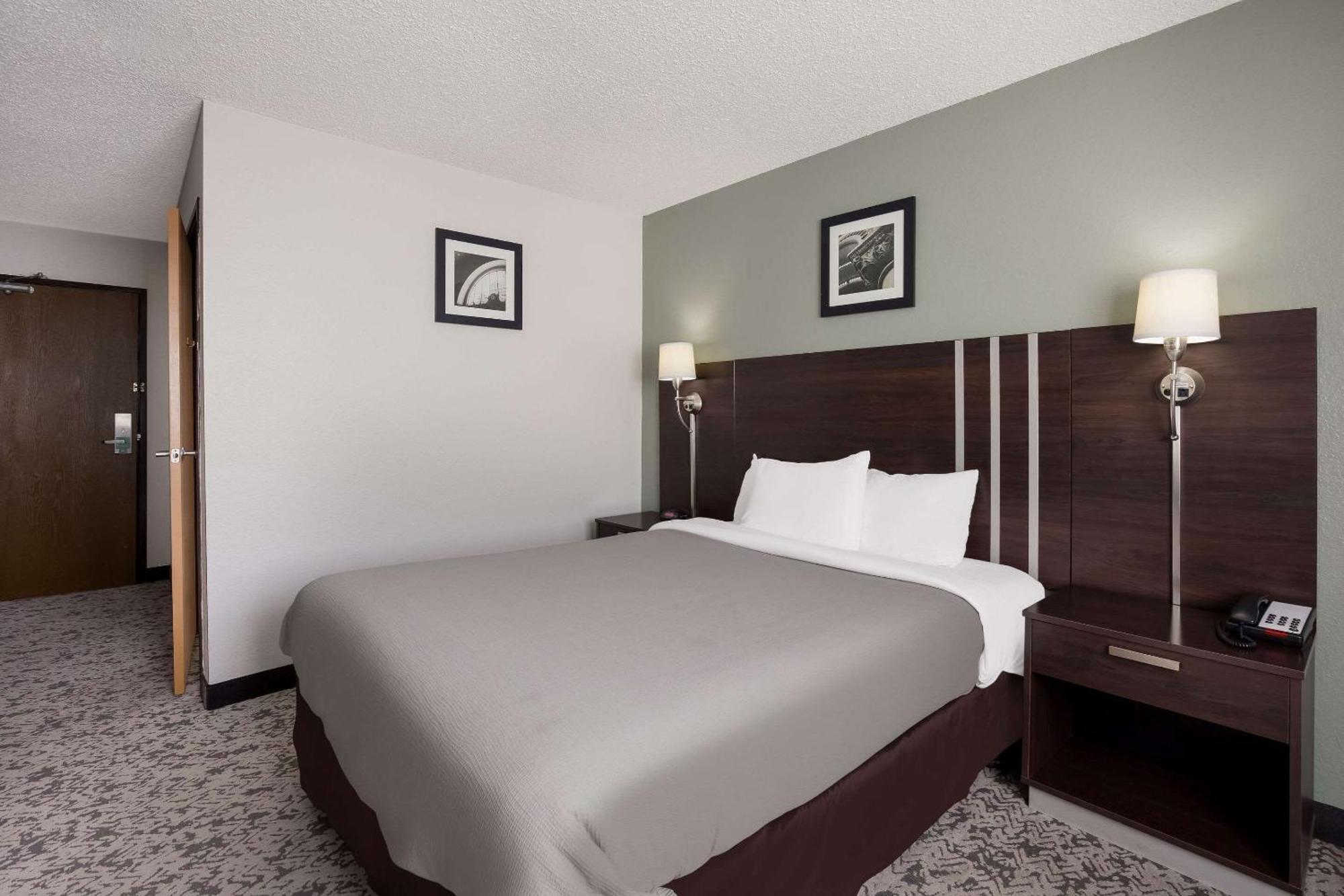 Quality Inn Hall Of Fame Canton Exterior photo