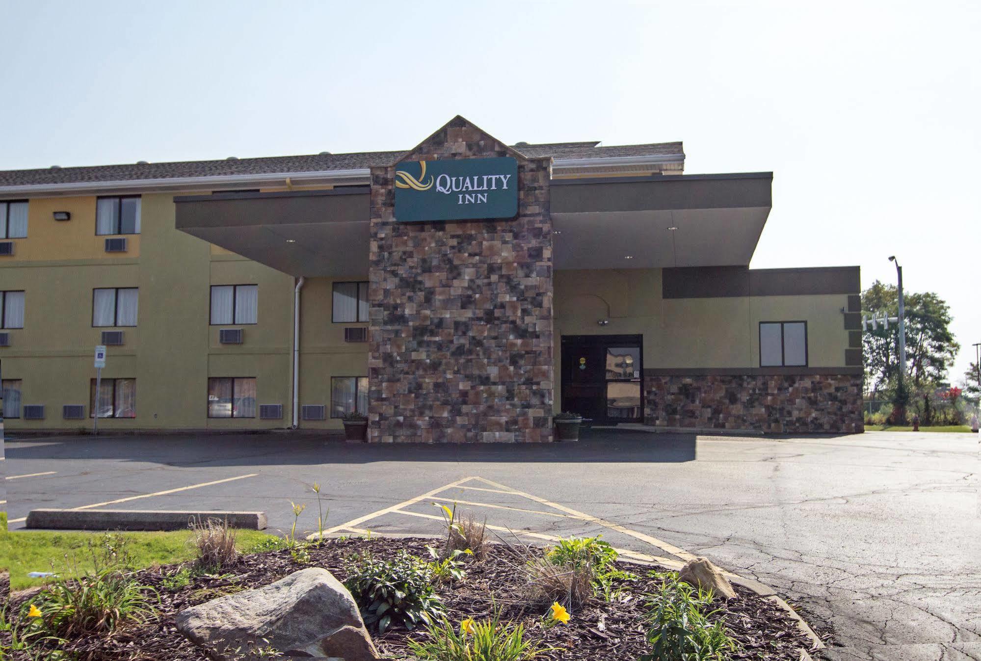 Quality Inn Hall Of Fame Canton Exterior photo
